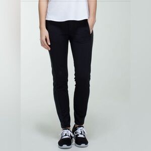 Lululemon Here To There Pant
Black EUC
